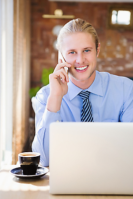 포토 JPG 해외이미지 백인 라이프스타일 응시 남자 음료 실내 말하기 한명 들기 앉기 상반신 20대 앞모습 노트북 스마트폰 통화 성인남자한명만 해외202007 해외포토 서양인 1 시선 뷰포인트 모션 사람 청년 내부 생활 전자제품 핸드폰 스마트기기 남자한명만 성인남자만 파일형식