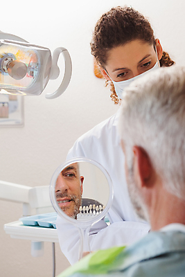 포토 JPG 해외이미지 백인 여자 남자 행복 중년 50대 실내 치과 병원 마스크 20대 성인 두명 건강관리 거울 환자 잡기 치과의사 치과용품 보여주기 해외202007 해외포토 서양인 감정 의학 모션 건강 관리 사람 청년 내부 의사 의료용품 파일형식