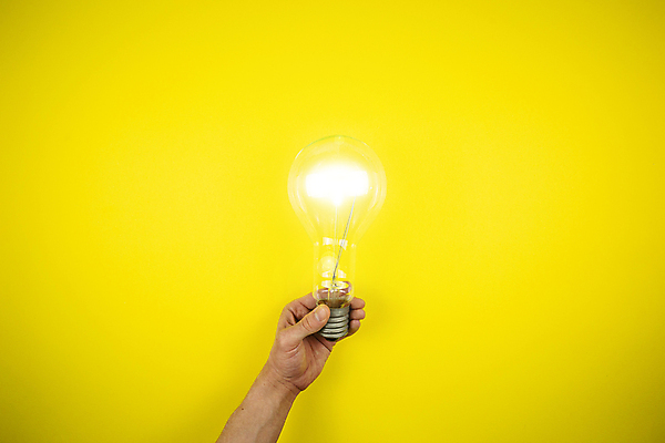 포토 JPG 해외이미지 손 컨셉 비즈니스 전구 유리 아이디어 창조 사람 사람없음 초록색 빛 힘 에너지 흰색 램프 잡기 혁명 고립 해외202007 해외포토 컬러 모션 재질 조명 신체부위 파일형식
