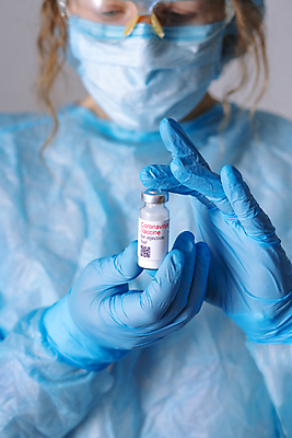 포토 JPG 해외이미지 주간 손 응시 여자 회색배경 실내 건강 병원 마스크 한명 들기 상반신 성인 앞모습 약 의료진 의사 약병 수술장갑 보안경 백신 성인여자한명만 코로나바이러스 방호복 해외202007 델타변이바이러스 해외포토 자연요소 직업 1 시선 옷 뷰포인트 장갑 백그라운드 의학 모션 사람 내부 신체부위 회색 바이러스 안전장비 병_담는 여자한명만 성인여자만 파일형식