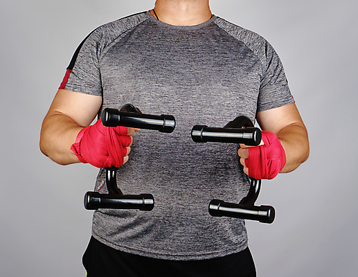 포토 JPG 해외이미지 백인 모델 라이프스타일 손 남자 스포츠 근육 건강 서기 사람 성인 빨간색 운동 검은색 주먹 권투 회색 흰색 연습 체육관 붕대 스타일 해외202007 해외포토 서양인 컬러 모션 생활 신체부위 격투기 파일형식