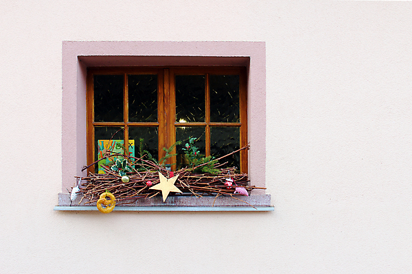 포토 JPG 해외이미지 나무 외관 벽 크리스마스 창문 유리 사람없음 목재 장식 프랑스 흰색 나뭇가지 막대기 작음 묘사 정사각형 해외202007 해외포토 도형 식물 기념일 유럽 컬러 재료 재질 크기 파일형식
