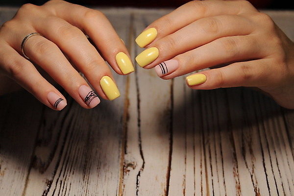 포토 JPG 해외이미지 손 여자 근접촬영 신체부위 손톱관리 네일아트 손톱 해외202007 해외포토 뷰포인트 사람 뷰티 파일형식