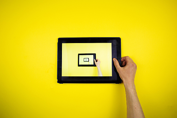 포토 JPG 해외이미지 손 컨셉 인터넷 비즈니스 통신 손가락 모바일 사람없음 노트북 스마트폰 컴퓨터 알약 디지털 스크린 모니터 공백 터치 흰색 잡기 전자 패드 고립 터치스크린 해외202007 해외포토 컬러 모션 신체부위 전자제품 핸드폰 스마트기기 약 파일형식