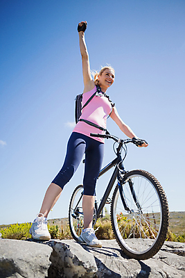 포토 JPG 해외이미지 전신 백인 라이프스타일 여자 행복 자연 하늘 산 건강 한명 미소 사람 풍경 20대 성인 야외 여름 운동 햇빛 손들기 맑음 자전거 장비 도전 정상 승차 사이클링 절정 성인여자한명만 해외202007 해외포토 서양인 1 계절 감정 모션 날씨 표정 청년 생활 태양 바이크 육상스포츠 생태계 여자한명만 성인여자만 파일형식
