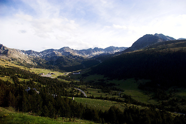 포토 JPG 해외이미지 나무 유럽 여행 자연 지붕 휴가 산 풍경 사람없음 야외 초록색 계곡 프랑스 시골 언덕 안도라 국경 해외202007 해외포토 식물 나라 컬러 생태계 파일형식