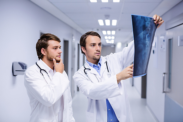 포토 JPG 해외이미지 백인 남자 청진기 엑스레이 병원 서기 20대 성인 두명 건강관리 의사 잡기 집중 분석 동료 보여주기 성인남자만 해외202007 해외포토 서양인 컨셉 의학 관계 의료기기 모션 건강 관리 사람 청년 의료진 남자만 성인만 파일형식