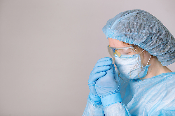 포토 JPG 해외이미지 주간 여자 유니폼 회색배경 실내 병원 피곤 마스크 한명 상반신 성인 옆모습 눈감음 의료진 의사 보안경 성인여자한명만 코로나바이러스 방호복 해외202007 델타변이바이러스 해외포토 자연요소 직업 1 옷 뷰포인트 백그라운드 컨셉 의학 모션 사람 내부 회색 바이러스 안전장비 여자한명만 성인여자만 파일형식