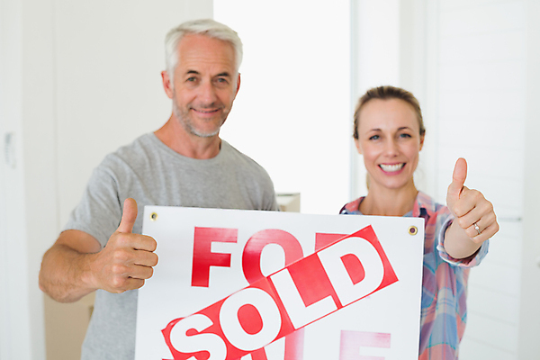 포토 JPG 해외이미지 백인 부부 커플 응시 여자 남자 중년 50대 부동산 주택 성인 두명 30대 판매 최고 부동산매매 분양 해외202007 해외포토 서양인 시선 관계 사람 건물 장년 재산 파일형식