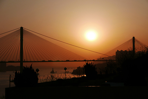 포토 JPG 해외이미지 실루엣 도로 바다 오렌지 건축양식 자동차 자연 하늘 그림자 풍경 경사 사람없음 야외 건물 물 태양 일몰 고속도로 해외202007 해외포토 자연요소 건축물 건축 길 육상교통 과일 교통시설 촬영기법 노을 생태계 파일형식