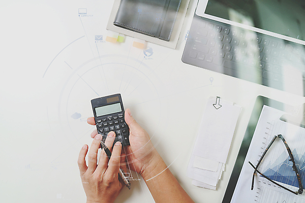 포토 JPG 해외이미지 손 남자 비즈니스 탁자 관리 사람 신체부위 금융 노트북 컴퓨터 공책 계산기 흰색 비즈니스맨 책상 세금 해외202007 해외포토 컬러 가구 문구용품 경제 전자제품 장비 직장인 파일형식