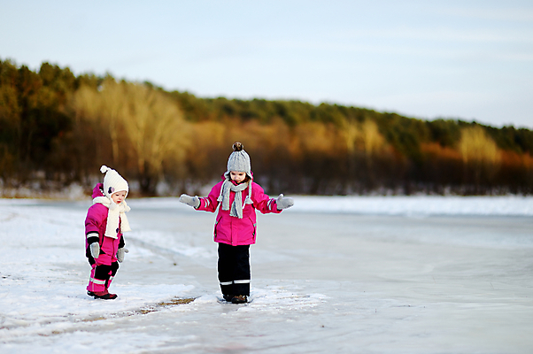 포토 JPG 해외이미지 나무 백인 모자 계절 공원 여자 딸 얼굴 어린이 2 겨울 가족 자연 놀이 휴가 함께함 사랑 미소 웃음 야외 두명 빨간색 파란색 컬러풀 일몰 추위 코트 게임 흰색 황금 달콤 작음 12월 자매 1월 2월 걸음마 눈내림 해외202007 해외포토 서양인 식물 잡화 공공시설 감정 컬러 컨셉 관계 모션 눈_날씨 표정 사람 신체부위 노을 외투 날짜 맛 크기 생태계 파일형식
