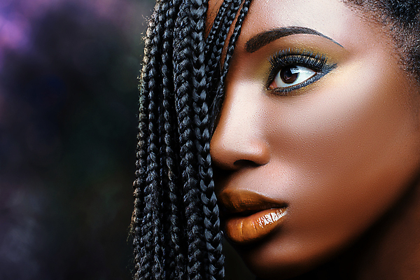 포토 JPG 해외이미지 헤어스타일 여자 얼굴 컨셉 아프리카 한명 인종 성인 유행 검은색 어둠 희망 화장품 표현 화려 우아함 피부 공상 몽환 스타일 힙스터 해외202007 해외포토 1 패션 감정 나라 컬러 사람 신체부위 뷰티 파일형식