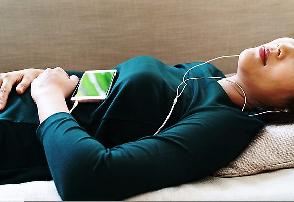 포토 JPG 해외이미지 백인 모델 라이프스타일 여자 행복 음악 조각 이어폰 아침 모바일 휴식 갈색머리 실내 대화 한명 사람 스마트폰 눕기 머리 쌓기 헤드폰 소리 기쁨 듣기 추위 흰색 잠 최고 개울 라디오 오디오 플레이어 해외202007 해외포토 주간 서양인 1 헤어스타일 감정 컬러 음향기기 컨셉 모션 문화예술 말하기 내부 생활 신체부위 전자제품 핸드폰 스마트기기 강 파일형식