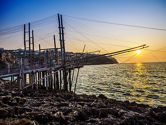 포토 JPG 해외이미지 바다 여행 교통시설 낚시 주택 풍경 해변 사람없음 야외 건물 물 여름 파란색 마을 이탈리아 도시 지중해 타운 해외202007 해외포토 자연요소 건축물 계절 유럽 컬러 교통 레저 시설 파일형식