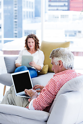 포토 JPG 해외이미지 백인 라이프스타일 커플 응시 여자 노년 남자 40대 중년 거실 실내 들기 앉기 상반신 두명 앞모습 옆모습 노트북 소파 태블릿 70대 해외202007 해외포토 서양인 시선 뷰포인트 의자 관계 모션 사람 성인 내부 생활 전자제품 스마트기기 파일형식