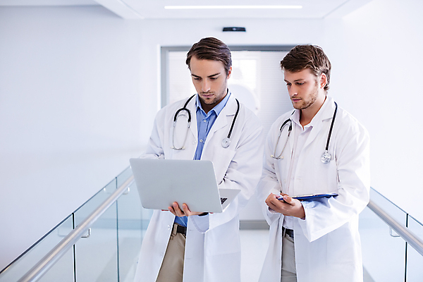 포토 JPG 해외이미지 주간 응시 남자 청진기 직장 실내 병원 서기 들기 상반신 20대 성인 두명 앞모습 노트북 의료진 의사 의사가운 복도 동료 서류판 성인남자만 해외202007 해외포토 자연요소 직업 시선 뷰포인트 회사 의학 관계 의료기기 모션 사람 청년 내부 전자제품 사무용품 가운 남자만 성인만 파일형식