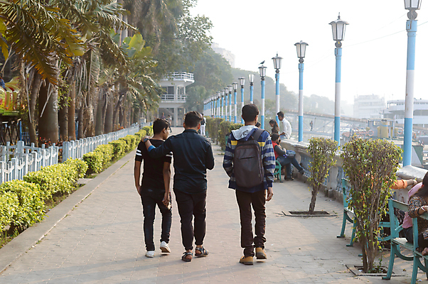 포토 JPG 해외이미지 라이프스타일 남자 행복 도로 스포츠 여행 티셔츠 교통시설 청소년 휴가 휴식 건강 웃음 사람없음 야외 뒷모습 캐주얼 세명 관광지 강 유행 걷기 우정 기쁨 오솔길 시티라이프 해외202007 해외포토 옷 감정 길 뷰포인트 교통 컨셉 셔츠 모션 표정 사람 생활 친구 시설 파일형식