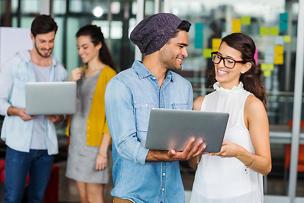 포토 JPG 해외이미지 백인 라이프스타일 응시 여자 남자 안경 회사 비즈니스 서기 들기 여러명 상반신 20대 앞모습 옆모습 노트북 잡기 동료 성인만 해외202007 해외포토 서양인 시선 잡화 뷰포인트 다수 관계 모션 사람 청년 생활 전자제품 파일형식