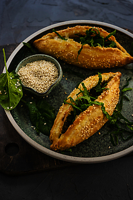 포토 JPG 해외이미지 그릇 접시 사람없음 시금치 조지아 참깨 해외202007 해외포토 식기 채소 깨 동유럽 파일형식