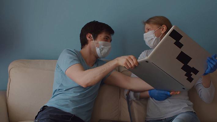 포토 JPG 해외이미지 백인 직업 커플 남자 장갑 인터넷 비즈니스 가족 주택 함께함 실내 사랑 가면 안전 사람 성인 내부 두명 노트북 컴퓨터 건강관리 방 작업 유머 보호 예방 싸움 고무 온라인 전염병 해외202007 해외포토 서양인 잡화 감정 컨셉 관계 모션 건강 관리 건물 전자제품 질병 파일형식