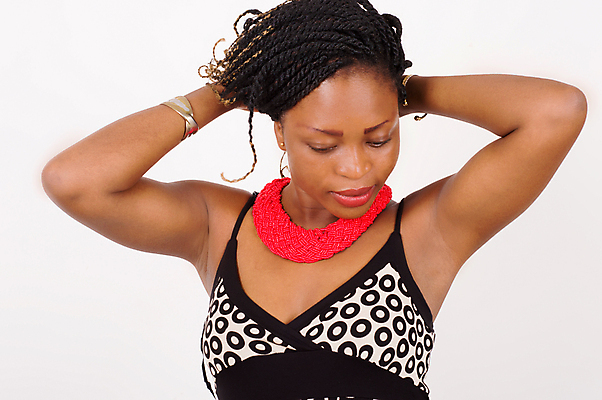 포토 JPG 해외이미지 응시 여자 한명 사람 성인 잡기 흰배경 목 고립 해외202007 해외포토 1 시선 백그라운드 모션 신체부위 흰색 파일형식