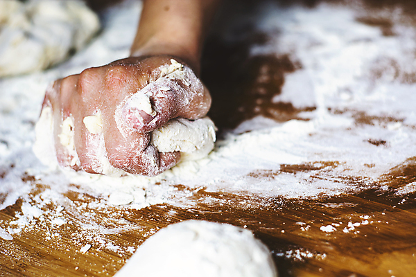 포토 JPG 해외이미지 백인 전통 손 여자 음식 빵 백그라운드 재료 탁자 주택 피자 건강 관리 요리 사람 사람없음 목재 케이크 주방 요리사 식사 빵집 흰색 시골 신선 가루 밀 굽기 준비 날것 반죽 만들기 밀가루 레시피 밀가루반죽 이스트 제빵사 페스츄리 핸드메이드 해외202007 해외포토 서양인 나무 직업 컬러 가구 모션 디저트 곡류 패스트푸드 서양음식 건물 신체부위 상점 구이 파일형식