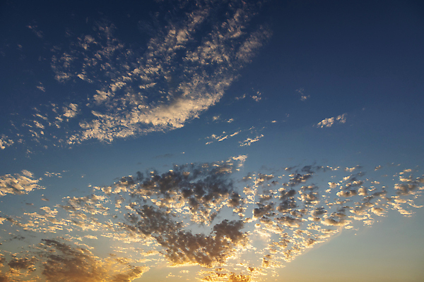 포토 JPG 해외이미지 구름 계절 백그라운드 패턴 자연 벽지 하늘 날씨 추상 안테나 파노라마 미술 풍경 사람없음 야외 여름 파란색 빛 햇빛 태양 일출 환경 맑음 침묵 일몰 봄 흰색 분위기 정상 장면 부드러움 스카이라인 내추럴 수평선 해외202007 해외포토 자연요소 컬러 컨셉 무늬 통신 문화예술 촬영기법 노을 소리 감각 생태계 파일형식