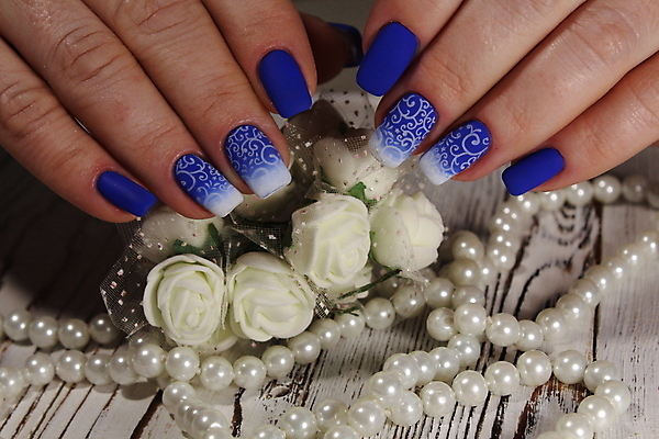 포토 JPG 해외이미지 손 여자 꽃 손가락 근접촬영 신체부위 장식 손톱관리 네일아트 손톱 진주목걸이 해외202007 해외포토 식물 뷰포인트 목걸이 사람 뷰티 진주_보석 파일형식