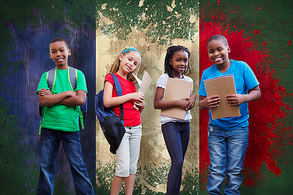 포토 JPG 해외이미지 외국인 여자 교육 남자 초등학생 어린이 포즈 학교 초등학교 미술 들기 소년 여러명 상반신 앞모습 책 독서 페인트 어린이만 해외202007 해외포토 학생 뷰포인트 다수 모션 문화예술 사람 인종 파일형식