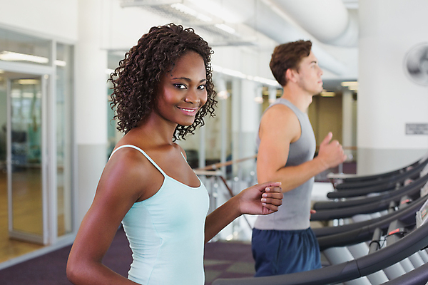 포토 JPG 해외이미지 백인 응시 여자 남자 스포츠 실내 건강 사람 20대 성인 두명 운동복 달리기 조깅 운동 검은색 헬스장 장비 날씬함 집중 연습 체육관 런닝머신 성인만 해외202007 해외포토 서양인 시선 옷 컬러 컨셉 모션 청년 내부 운동기구 헬스 몸매 파일형식