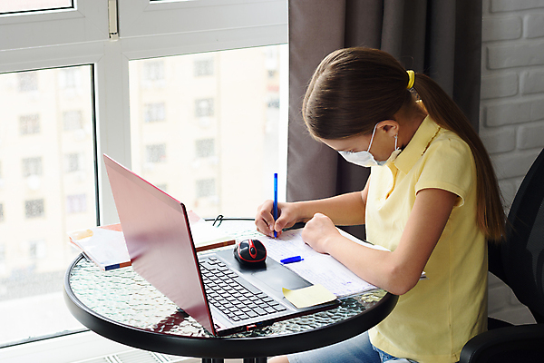 포토 JPG 해외이미지 백인 학생 여자 교육 어린이 마스크 한명 앉기 상반신 옆모습 노트북 기록 온라인강의 소녀한명만 해외202007 해외포토 서양인 1 뷰포인트 모션 사람 전자제품 강의 여자한명만 소녀만 파일형식 언택트