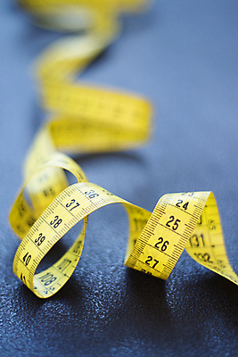 포토 JPG 해외이미지 무료이미지 백그라운드 곡선 다이어트 거리 자 나선형 건강 사람없음 숫자 노란색 흰색 기구 공구 업무 몸무게 날씬함 허리 측정 오브젝트 눈금 테이프 길이 계량기 재단 고립 되감기 인치 정확 해외202007 해외202105 해외포토 문자 선 컬러 컨셉 무늬 문구용품 신체부위 도구 작업 몸매 파일형식 무료콘텐츠