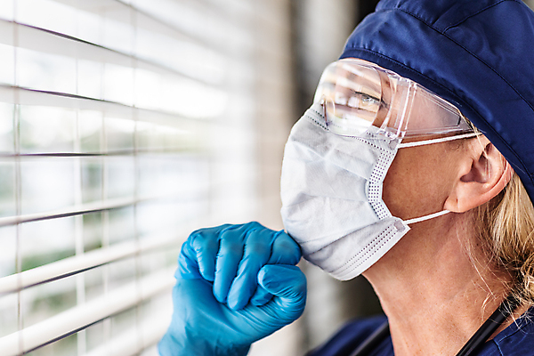 포토 JPG 해외이미지 주간 응시 여자 창문 실내 병원 마스크 한명 사람 상반신 성인 옆모습 의료진 의사 보안경 의료성형뷰티 성인여자한명만 해외202007 해외포토 자연요소 직업 1 시선 뷰포인트 의학 내부 안전장비 여자한명만 성인여자만 파일형식