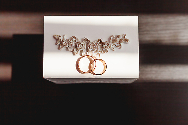 포토 JPG 해외이미지 무료이미지 꽃 결혼 결혼식 불꽃 사람없음 장식 상자 햇빛 반사 수확 흰색 축하 반지 황금 나무상자 보석 심볼 복고 다이아몬드 그런지 해외202007 해외202105 해외포토 식물 컬러 컨셉 농업 장신구 불 이벤트 태양 광석 파일형식 무료콘텐츠