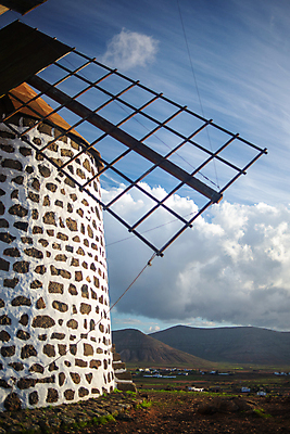 포토 JPG 해외이미지 구름 무료이미지 전통 외관 산업 문화 여행 건축양식 자연 하늘 바람 산 풍경 사람없음 야외 초록색 파란색 햇빛 태양 농장 마을 탑 고층빌딩 힘 풍차 흰색 시골 역사 보호 언덕 장면 자원 방앗간 옛날 해외202007 해외202105 해외포토 자연요소 건축물 건축 컬러 컨셉 농업 날씨 빌딩 생태계 파일형식