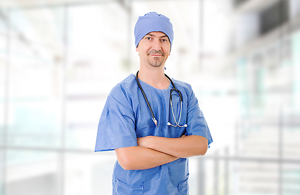 포토 JPG 해외이미지 주간 응시 남자 유니폼 청진기 실내 병원 한명 서기 사람 상반신 성인 앞모습 치료 팔짱 의료진 의사 성인남자한명만 해외202007 해외포토 자연요소 직업 1 시선 옷 뷰포인트 의학 의료기기 모션 내부 남자한명만 성인남자만 파일형식