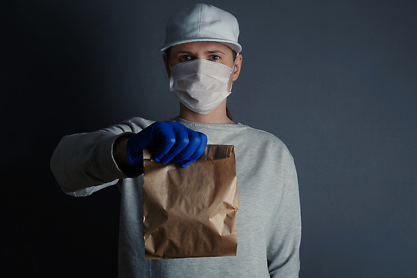 포토 JPG 해외이미지 여자 종이 장갑 백그라운드 가방 비즈니스 마스크 한명 안전 사람 쇼핑 회색 흰색 잡기 바이러스 배달원 구매 고객 배송 서비스 예방 온라인 전염병 여자한명만 카피스페이스 코로나바이러스 포스트코로나 해외202007 델타변이바이러스 해외포토 직업 1 잡화 컬러 모션 공백 질병 사회이슈 여자만 파일형식