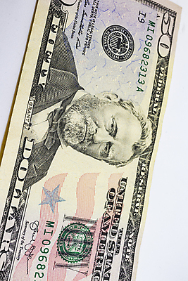 포토 JPG 해외이미지 1 종이 백그라운드 컨셉 지폐 돈 비즈니스 성공 사람없음 초록색 금융 경제 숫자 달러 쪽지 미국 저축 흰색 시장 재산 닫기 심볼 투자 이익 흙더미 계산서 대출 빚 자금 해외202007 해외포토 문자 컬러 북아메리카 모션 흙 파일형식 더미