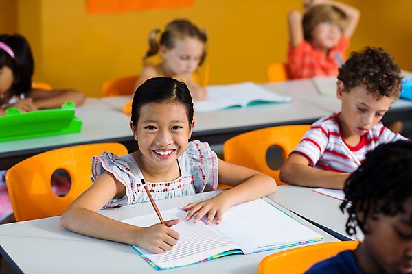 포토 JPG 해외이미지 외국인 학생 응시 여자 교육 남자 초등학생 어린이 의자 교실 학교 수업 실내 초등학교 앉기 소년 여러명 상반신 앞모습 기록 어린이만 해외202007 해외포토 시선 뷰포인트 가구 다수 모션 사람 인종 내부 파일형식