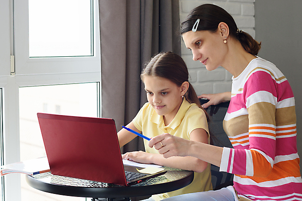 포토 JPG 해외이미지 백인 학생 교육 어린이 수업 미소 들기 앉기 소녀 상반신 성인 두명 옆모습 노트북 강사 가리킴 가르침 과외 여자만 해외202007 해외포토 서양인 직업 여자 뷰포인트 모션 표정 사람 손짓 전자제품 학습 파일형식