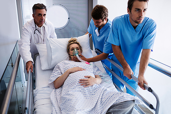 포토 JPG 해외이미지 주간 여자 남자 중년 50대 실내 병원 여러명 상반신 20대 성인 앞모습 치료 30대 눕기 임산부 임신 환자 의료진 의사 긴급 해외202007 해외포토 자연요소 직업 뷰포인트 다수 의학 모션 사람 청년 내부 장년 파일형식