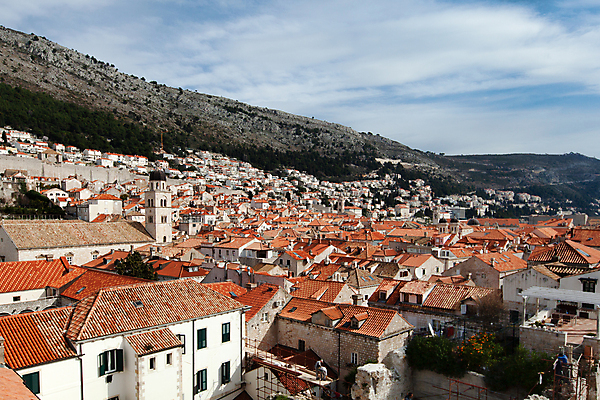 포토 JPG 해외이미지 유럽 벽 바다 시계 여행 건축양식 하늘 지붕 산 주택 안테나 사람없음 건물 빨간색 여름 파란색 교회 탑 바위 도시 중세 역사 지중해 타일 타운 크로아티아 종탑 해외202007 해외포토 건축물 계절 건축 나라 컬러 통신 종교건축 돌_바위 파일형식