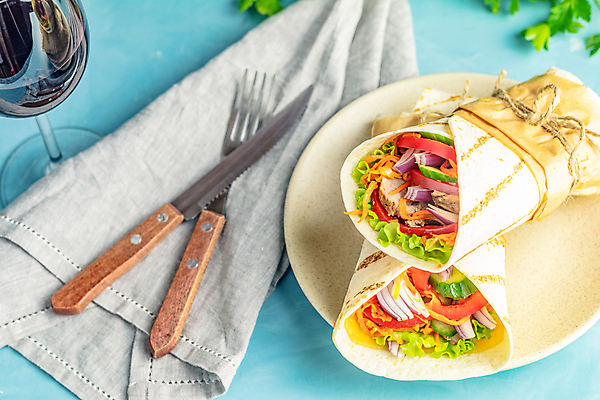 포토 JPG 해외이미지 무료이미지 전통 음식 빵 백그라운드 토마토 채소 양파 패스트푸드 샌드위치 육류 요리 사람없음 목재 빨간색 초록색 파란색 식사 저녁식사 치킨 버섯 샐러드 소고기 덮개 흰색 신선 그릴 상추 지중해 속도 양배추 롤 후추 동쪽 그리스인 점심식사 케밥 아랍어 피타 해외202007 해외202105 튀르키예 해외포토 서양인 나무 아시아 바다 컬러 식재료 재료 주방용품 뚜껑 인스턴트 방향 향신료 닭고기요리 파일형식 무료콘텐츠