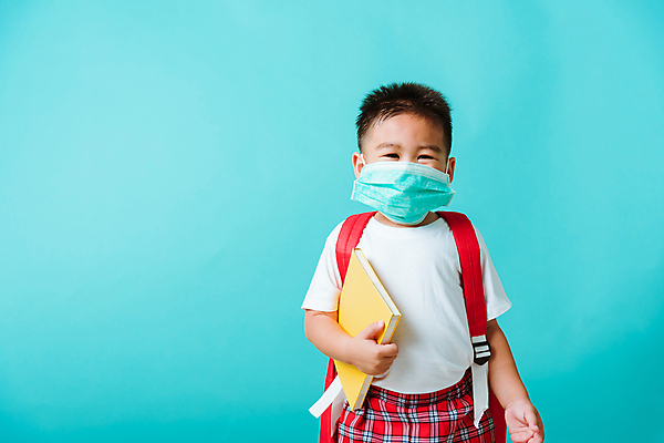 포토 JPG 해외이미지 학생 교육 남자 어린이 백그라운드 학교 가족 건강 마스크 한명 안전 사람 동양인 소년 책 유치원 고통 바이러스 질병 박테리아 전염병 남자한명만 코로나바이러스 포스트코로나 해외202007 델타변이바이러스 해외포토 1 감정 의학 관계 인종 사회이슈 남자만 파일형식