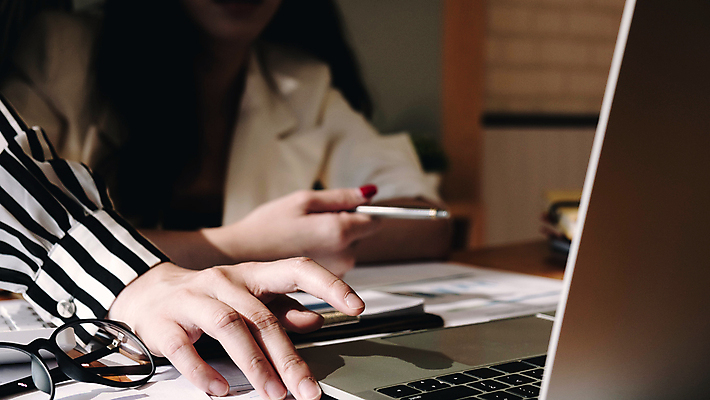 포토 JPG 해외이미지 응시 여자 컨셉 비즈니스 성공 새로움 직장 대화 사람 두명 금융 노트북 컴퓨터 사무실 알약 판매 디지털 성장 잡기 작업 비즈니스맨 비즈니스우먼 계획 토론 분석 동료 보고서 상담 투자 회계 전자상거래 개발 경영 리뷰 마케팅 업그레이드 조언 프로젝트 해외202007 해외포토 시선 남자 회사 관계 모션 말하기 경제 전자제품 약 직장인 파일형식