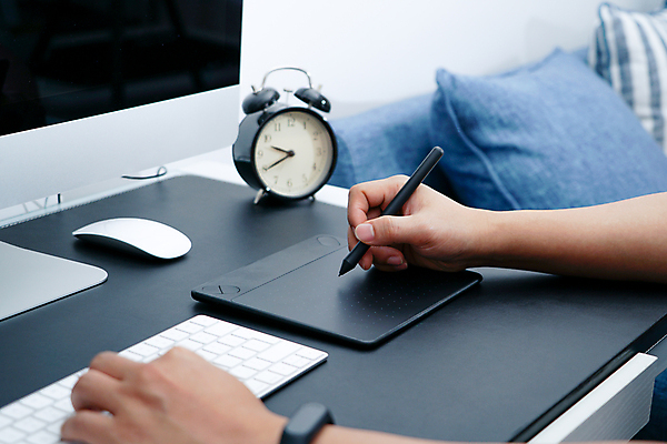 포토 JPG 해외이미지 무료이미지 직업 손 여자 남자 백그라운드 인터넷 비즈니스 통신 손가락 주택 직장 관리 사람 사람없음 컴퓨터 사무실 펜 디지털 스크린 자료 정보 흰색 타이핑 키보드 업무 작업 쥐 무선전화기 바쁨 마법 키패드 해외202007 해외202105 해외포토 컬러 회사 건물 신체부위 전자제품 필기구 설치류 전화기 파일형식