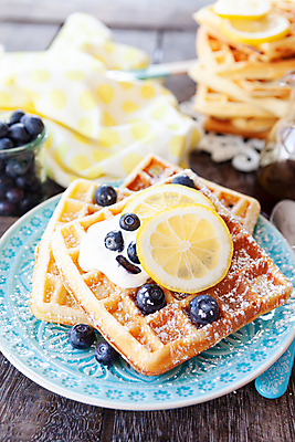 포토 JPG 해외이미지 접시 사람없음 아웃포커스 레몬 크림 블루베리 와플 해외202007 해외포토 식기 과일 디저트 촬영기법 파일형식