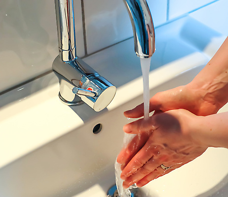 포토 JPG 해외이미지 라이프스타일 손 건강 신체부위 물 욕실 바이러스 질병 위험 세면대 예방 비누 손씻기 위생관리 전염병 코로나바이러스 포스트코로나 해외202007 델타변이바이러스 해외포토 자연요소 컨셉 의학 관리 사람 생활 위생용품 씻기 사회이슈 파일형식