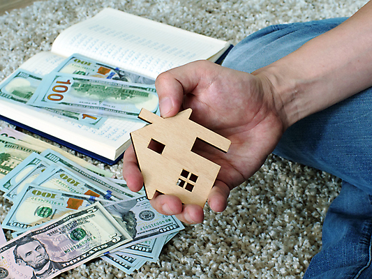 포토 JPG 해외이미지 손 돈 부동산 주택 들기 신체부위 재산 해외202007 해외포토 모션 사람 건물 금융 파일형식